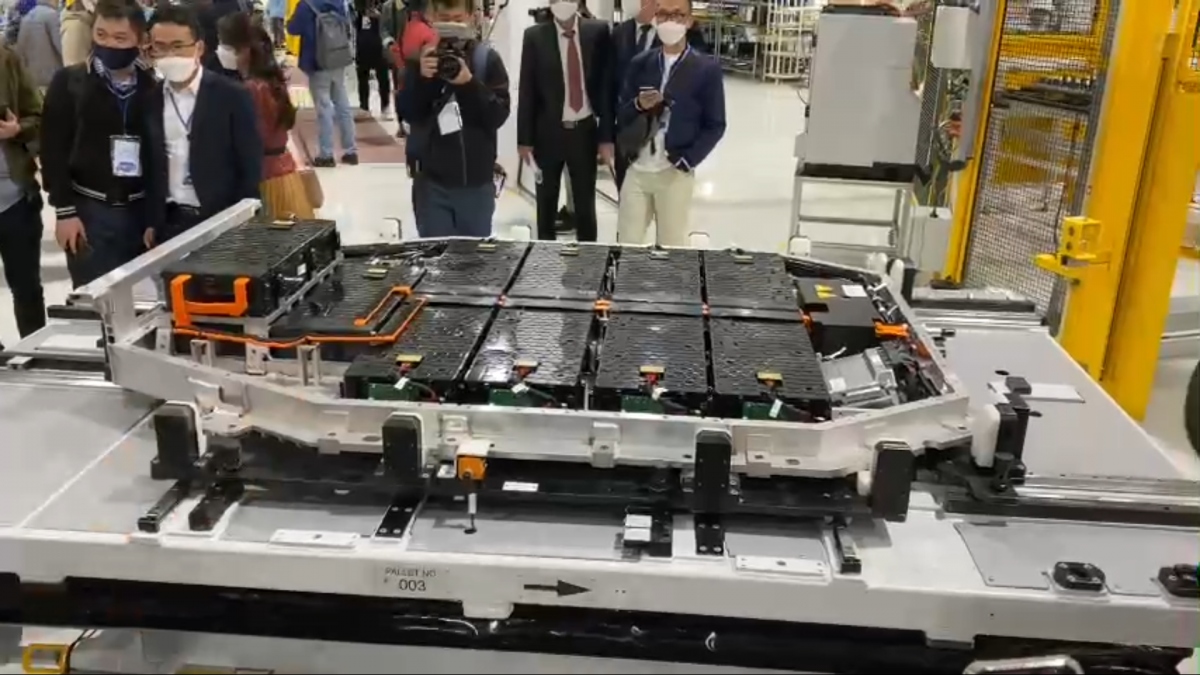 Video "đột nhập" nhà máy lắp pin ô tô điện VinFast